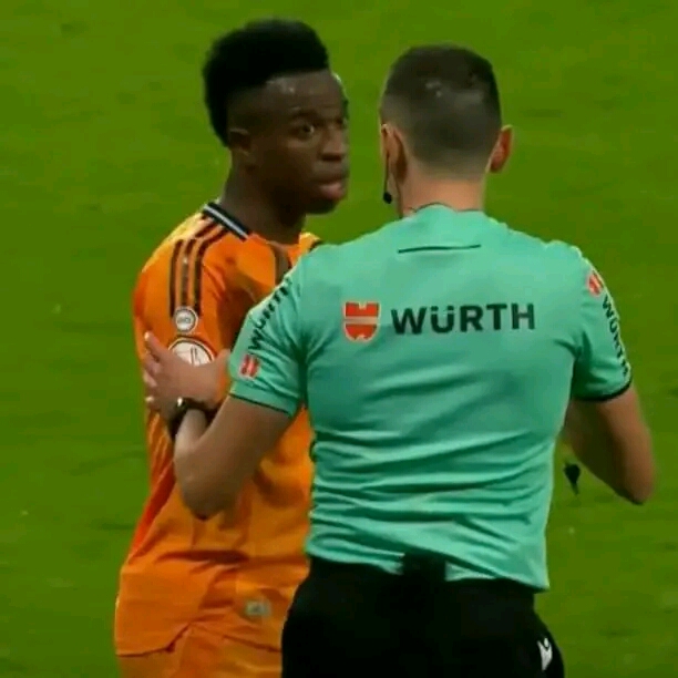 Vinicius Jr has told the referee about RACIST chants from Sociedad fans